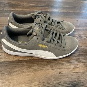 Puma Classic Suede Vintage Gray and White Low Top Universal